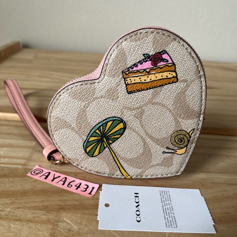 Coach heart coin case🎈🎈